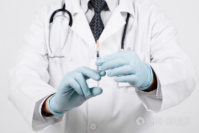 宠物医疗中的守护者 注射器在手准备注射的医生